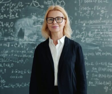 Een vrouw staat voor een schoolbord met sommen